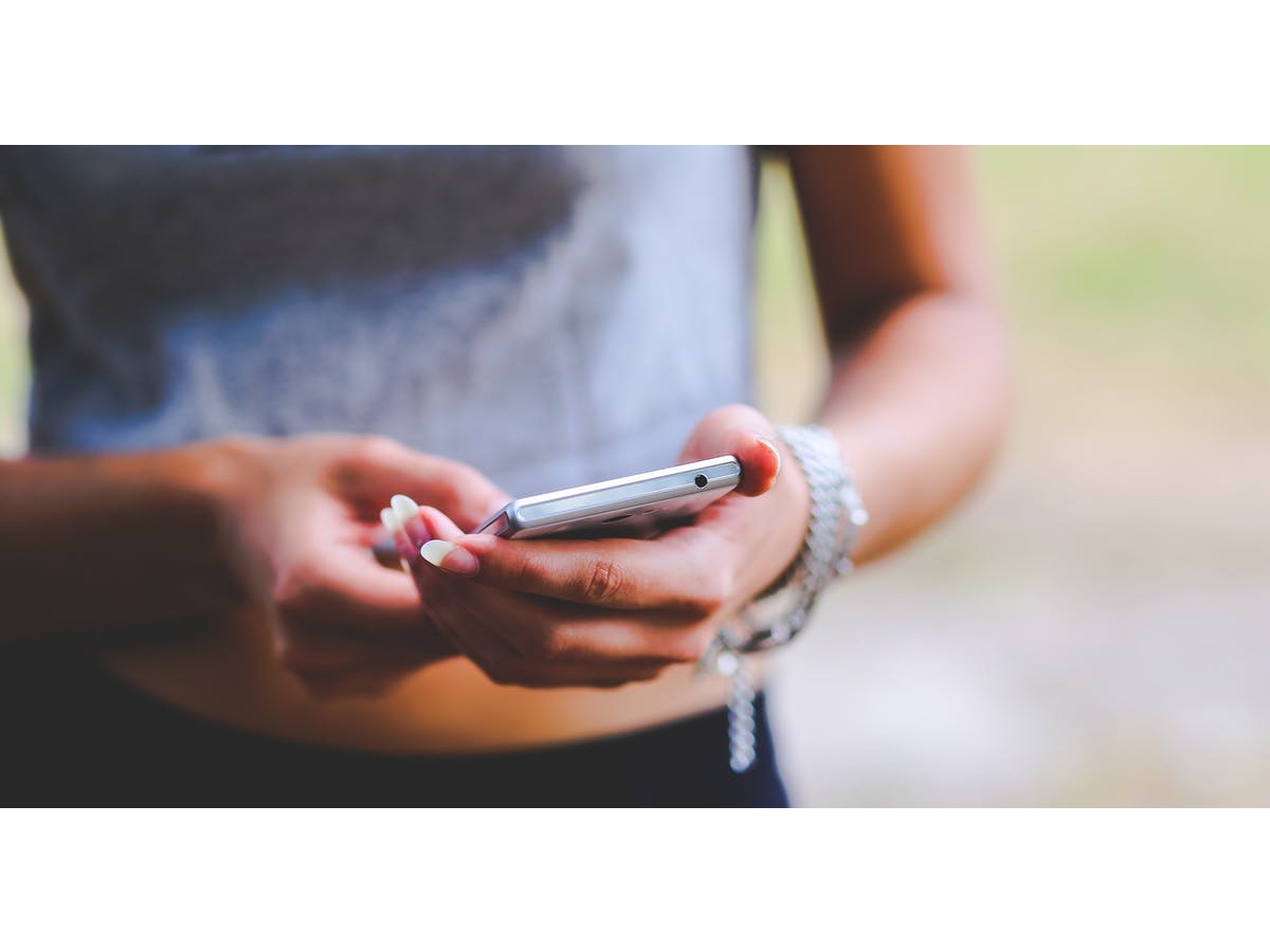 smartphone-friends-internet-connection